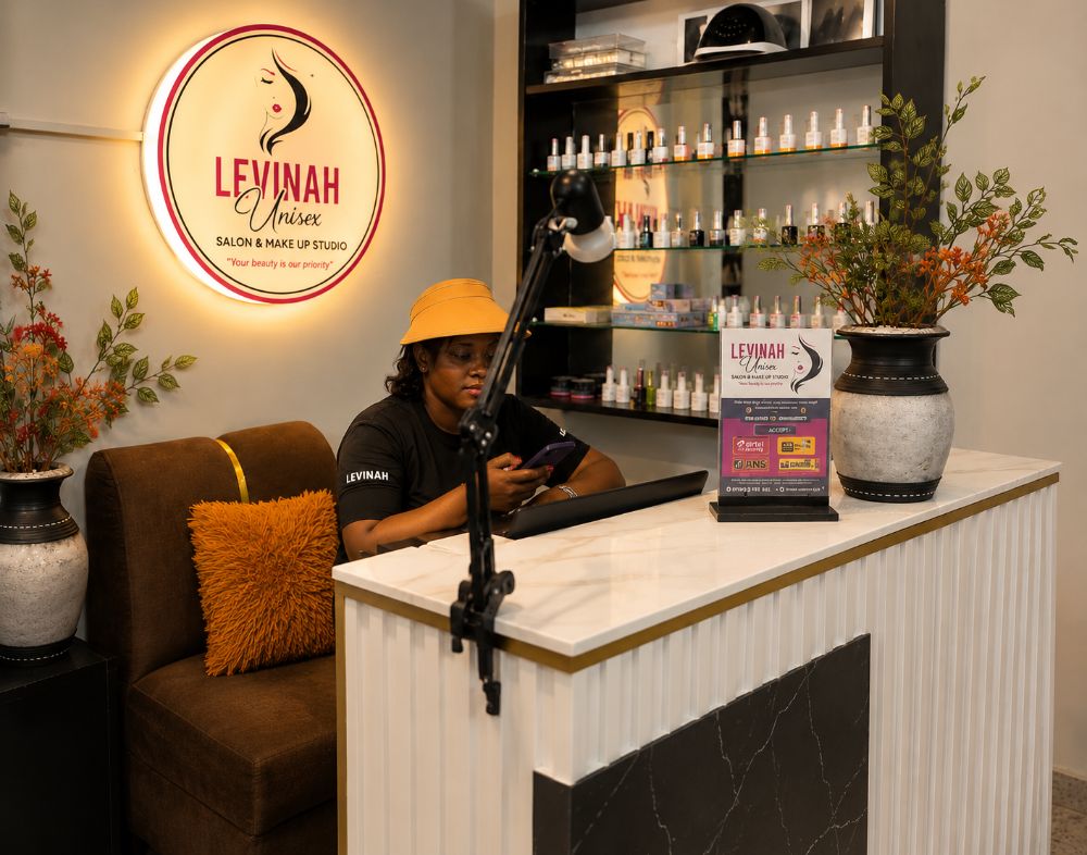 Levinah salon reception desk
